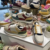 La marque #HOFF débarque chez Stock 7 ! 🌍

Alliant sport et mode, découvrez les sneakers basses en cuir et textile, à l'esprit rétro et aux designs surprenants. Parfaites pour vos looks, elles incarnent la qualité et l'authenticité à des prix justes. 👟✨

Pour les femmes inspirées par des villes et lieux emblématiques du monde entier, HOFF est bien plus qu'une marque : c'est une invitation au voyage, un gage de qualité et d'éthique, soucieuse de son impact social et environnemental. 🌱💫

📍 En vente dans nos magasins à #Auray et #Pontivy, et aussi sur notre site internet !