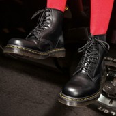 🖤 Halloween approche... (Re)découvrez l'incontournable Dr. Martens 1460 en noir !

La légendaire 1460 incarne l'esprit rebelle et intemporel de Dr. Martens, parfaite pour ajouter une touche mystérieuse et audacieuse à votre look d'Halloween. En cuir noir intense, cette botte est bien plus qu'un simple accessoire : c'est une icône, un symbole d'attitude et de style personnel.

💥 Pourquoi la 1460 noire ?
Polyvalente et inoubliable : Elle s'accorde avec tous les styles, du grunge au gothique.
Confort inégalé : Conçue pour marcher, danser, et faire la fête toute la nuit.
Intemporelle : Depuis des décennies, elle reste un choix indétrônable, génération après génération.

🎃 Laissez votre empreinte cette saison avec un modèle qui traverse les modes. Adoptez la 1460 noire pour un look captivant et iconique, parfait pour Halloween et au-delà !