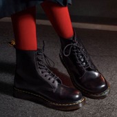 🖤 Halloween approche... (Re)découvrez l'incontournable Dr. Martens 1460 en noir !

La légendaire 1460 incarne l'esprit rebelle et intemporel de Dr. Martens, parfaite pour ajouter une touche mystérieuse et audacieuse à votre look d'Halloween. En cuir noir intense, cette botte est bien plus qu'un simple accessoire : c'est une icône, un symbole d'attitude et de style personnel.

💥 Pourquoi la 1460 noire ?
Polyvalente et inoubliable : Elle s'accorde avec tous les styles, du grunge au gothique.
Confort inégalé : Conçue pour marcher, danser, et faire la fête toute la nuit.
Intemporelle : Depuis des décennies, elle reste un choix indétrônable, génération après génération.

🎃 Laissez votre empreinte cette saison avec un modèle qui traverse les modes. Adoptez la 1460 noire pour un look captivant et iconique, parfait pour Halloween et au-delà !